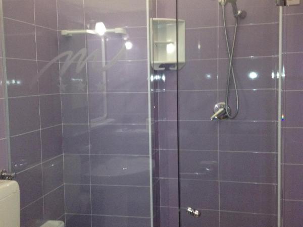 Hotel Montmartre : photo 7 de la chambre chambre sextuple - vue latérale sur mer