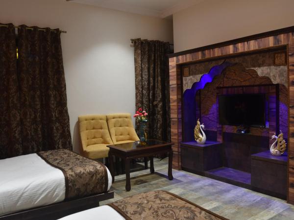 Jaipur Hotel New - Heritage Hotel : photo 4 de la chambre suite lit king-size avec balcon