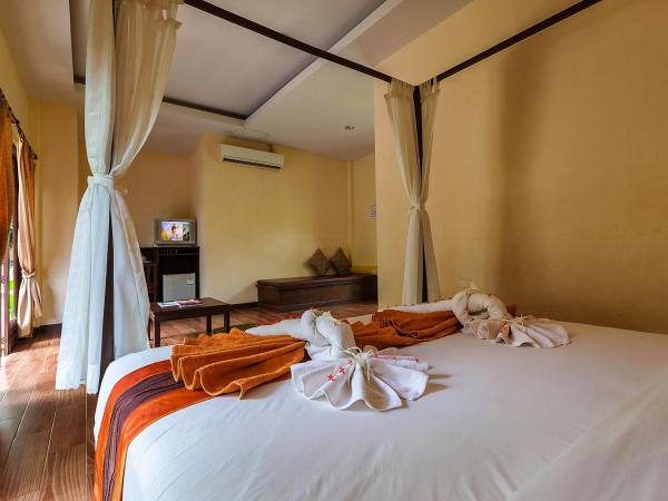 Lanta Klong Nin Beach Resort : photo 4 de la chambre bungalow deluxe - vue sur jardin