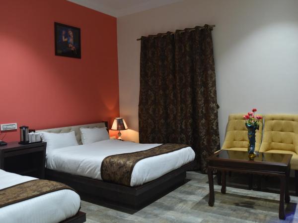 Jaipur Hotel New - Heritage Hotel : photo 2 de la chambre suite lit king-size avec balcon