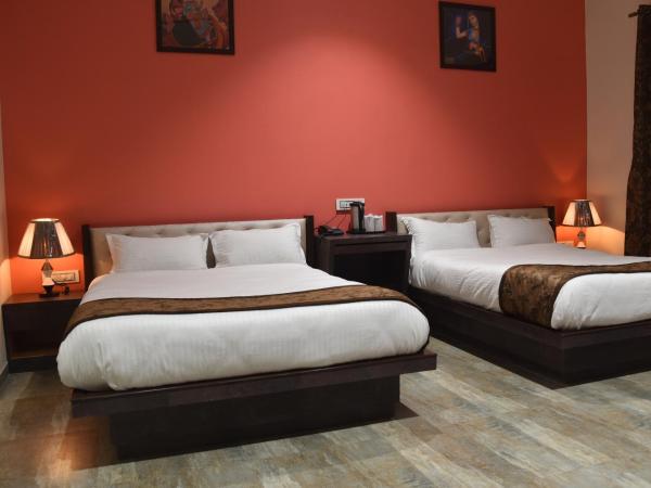 Jaipur Hotel New - Heritage Hotel : photo 1 de la chambre suite lit king-size avec balcon