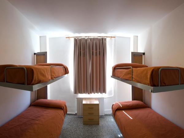 Albergue Inturjoven Granada : photo 4 de la chambre chambre triple avec salle de bains privative