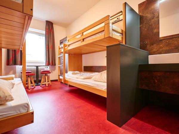 DJH Jugendgästehaus Adolph Kolping : photo 3 de la chambre chambre quadruple avec salle de bains commune