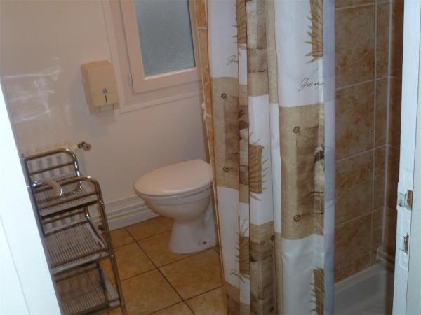 Hôtel Beauséjour : photo 3 de la chambre chambre double avec salle de bains privative