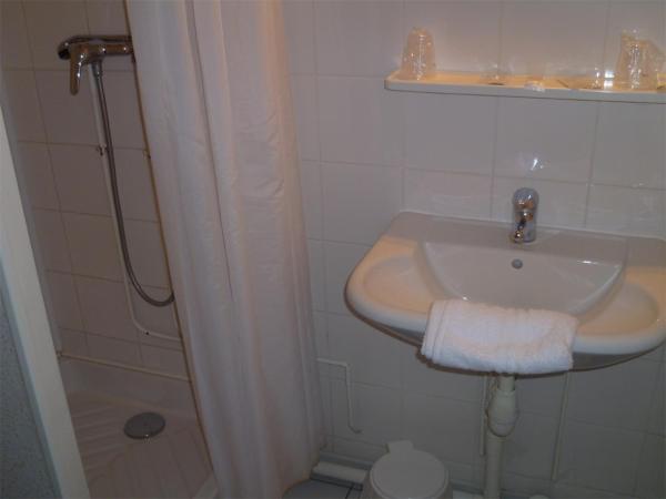 Htel Beausjour : photo 3 de la chambre chambre double standard avec toilettes communes