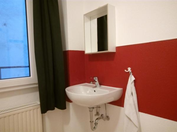 Hostel 45 : photo 1 de la chambre chambre simple avec toilettes et douche communes