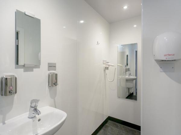 West End Hotel : photo 10 de la chambre lits superposés dans dortoir pour femmes de 10 lits