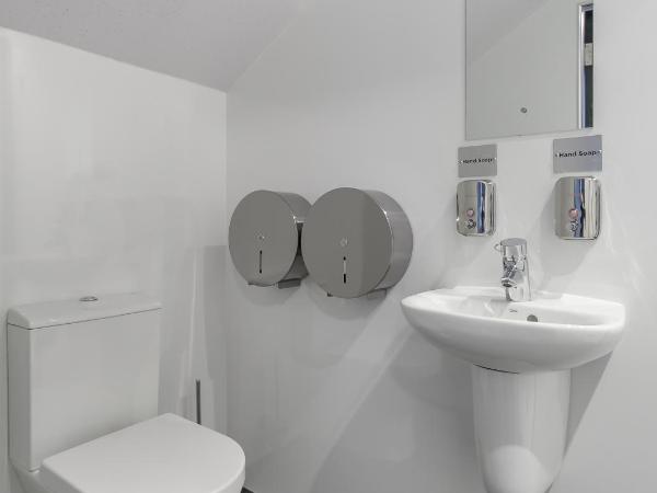 West End Hotel : photo 8 de la chambre lit dans un dortoir mixte de 6 lits avec salle de bains privative