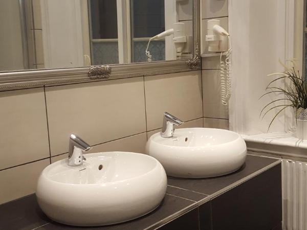 Centralstationens Vandrarhem : photo 6 de la chambre chambre quadruple avec salle de bains commune