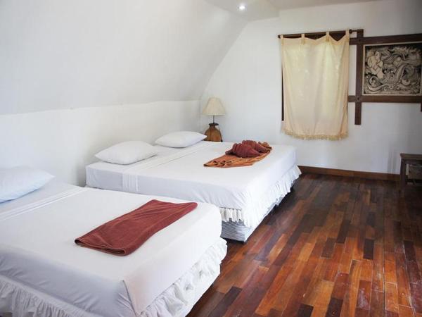 Tropical Garden Bungalow : photo 1 de la chambre chambre triple avec balcon