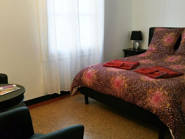 Le Clos Chez Michel : photo 5 de la chambre chambre lit queen-size avec salle de bains commune