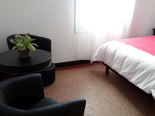 Le Clos Chez Michel : photo 4 de la chambre chambre lit queen-size avec salle de bains commune