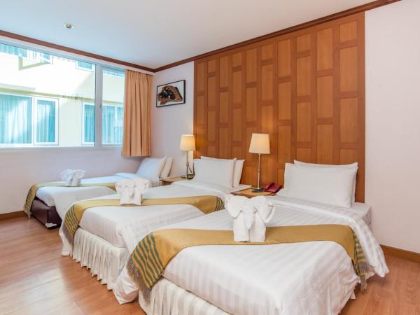 New Siam Riverside - SHA Certified : photo 1 de la chambre chambre triple supérieure