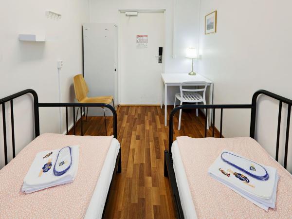 CheapSleep Hostel Helsinki : photo 5 de la chambre chambre lits jumeaux avec salle de bains commune