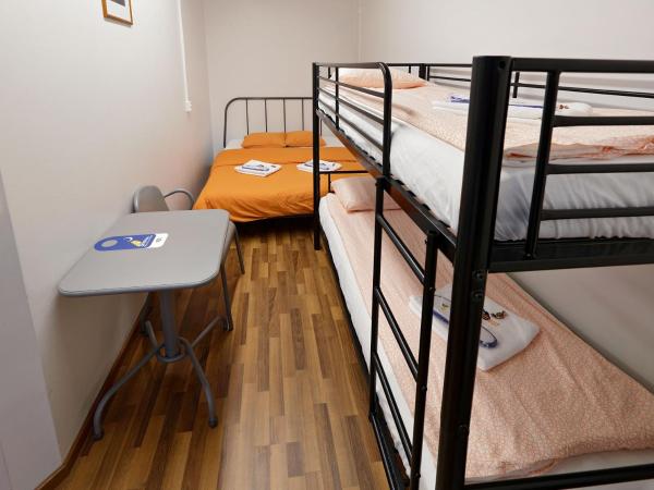 CheapSleep Hostel Helsinki : photo 5 de la chambre chambre familiale avec salle de bains commune