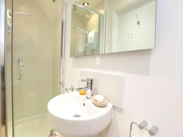 Starlings Guest House : photo 8 de la chambre grande chambre double avec salle de bains privative - 3ème Étage