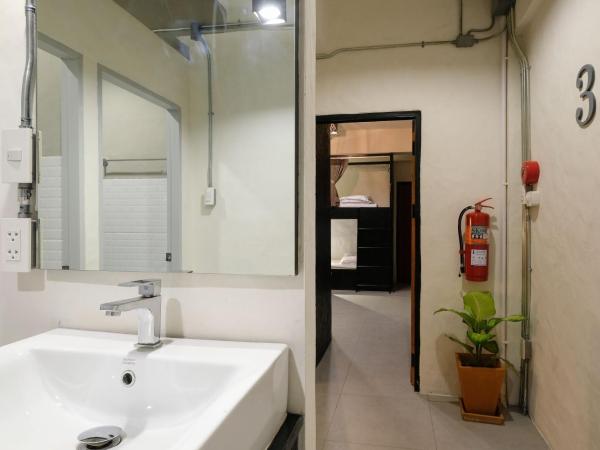 Salee Hostel : photo 8 de la chambre chambre familiale avec salle de bains commune