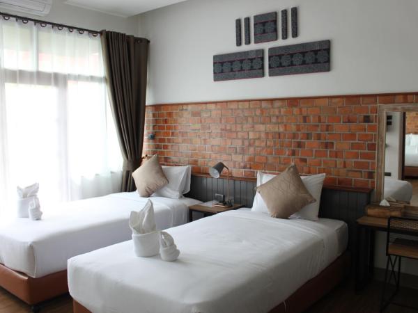 The Old City Wall Inn : photo 1 de la chambre chambre familiale avec salle de bains