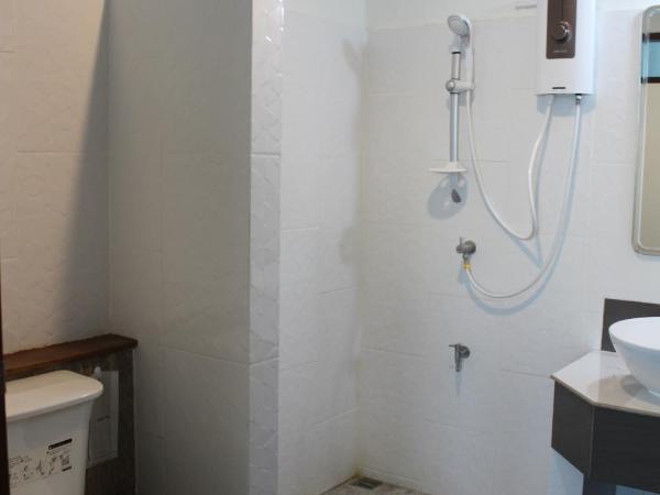 The Old City Wall Inn : photo 5 de la chambre chambre familiale avec salle de bains