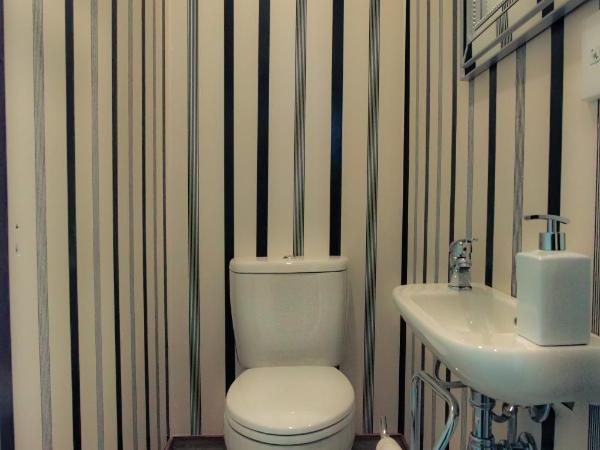 The Embassy B&B : photo 9 de la chambre king room with lake view and private external bathroom