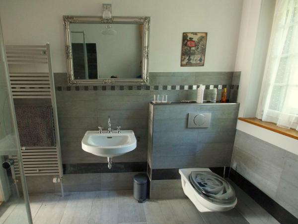 Bed and Breakfast Wildrose : photo 7 de la chambre chambre double avec salle de bains privative