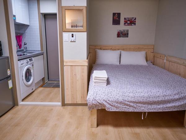 Seoul Station R Guesthouse : photo 8 de la chambre chambre familiale avec salle de bains privative