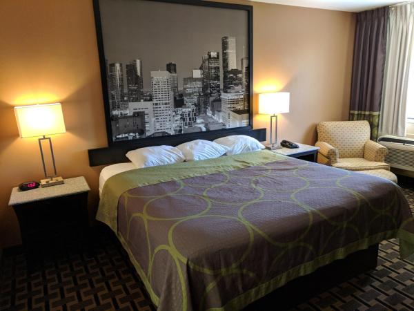 Super 8 by Wyndham Houston/Willowbrook Hwy 249 : photo 4 de la chambre chambre lit king-size - non-fumeurs
