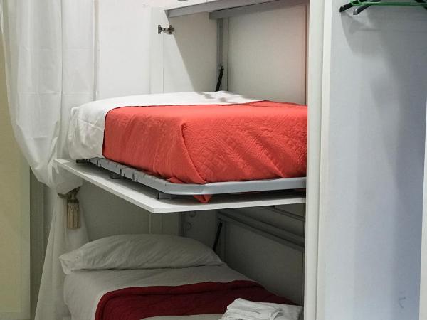 B&b Next Stop Napoli : photo 9 de la chambre chambre familiale supérieure