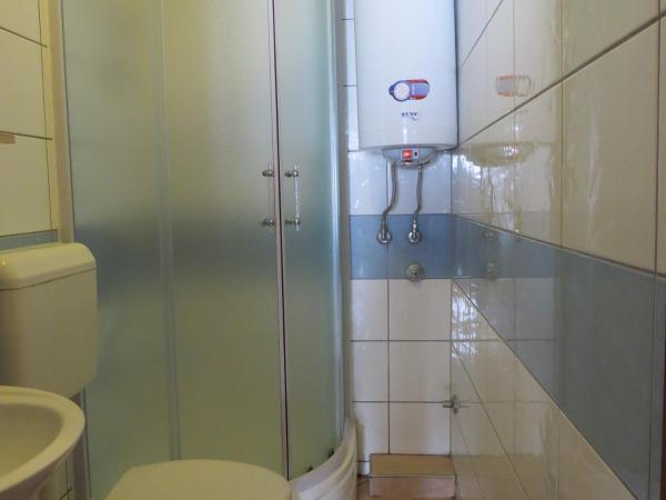 Rooms Garden : photo 6 de la chambre chambre quadruple avec salle de bains