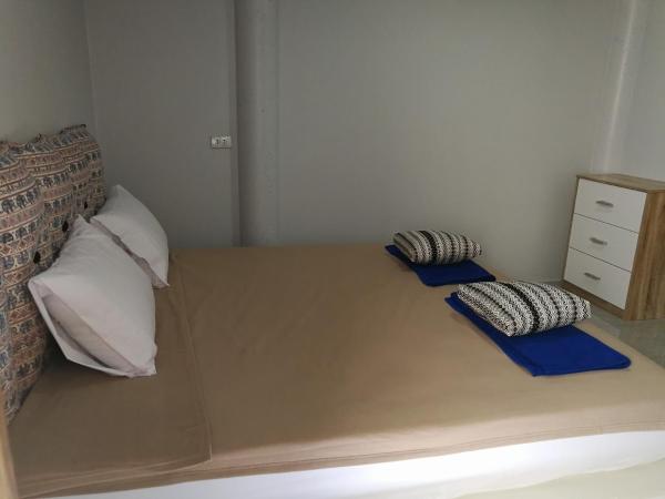 Easy Rooms and Minimart : photo 2 de la chambre chambre double avec balcon
