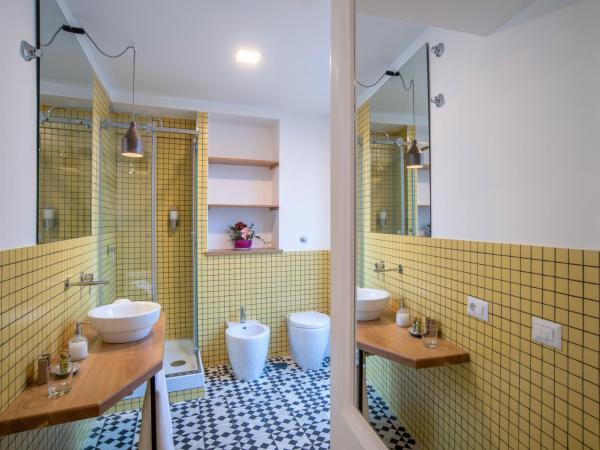 Napoliamo Guest House : photo 9 de la chambre chambre quadruple