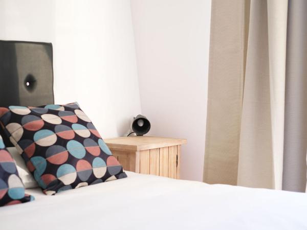 Lisbon Poets Inn : photo 1 de la chambre chambre double avec salle de bains commune