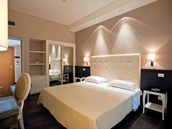 Hotel Mediterraneo : photo 4 de la chambre chambre double ou lits jumeaux supérieure