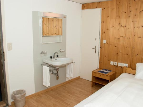 Chamanna Bed & Breakfast : photo 3 de la chambre chambre double avec salle de bains commune