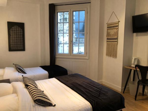 Les Initiés : photo 1 de la chambre chambre triple - vue sur palais de justice