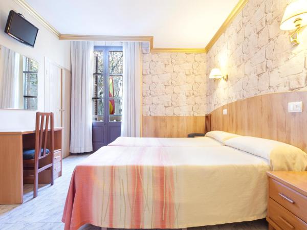 HOTEL FORNOS - Barcelona : photo 2 de la chambre chambre lits jumeaux
