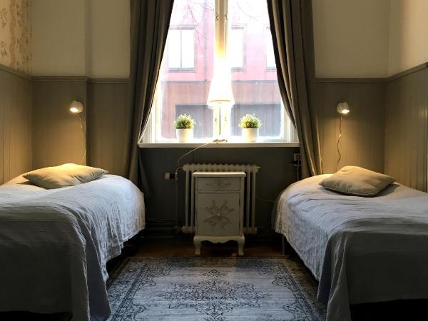 Vandrarhem Uppsala Kungsängstorg : photo 1 de la chambre chambre lits jumeaux avec salle de bains commune