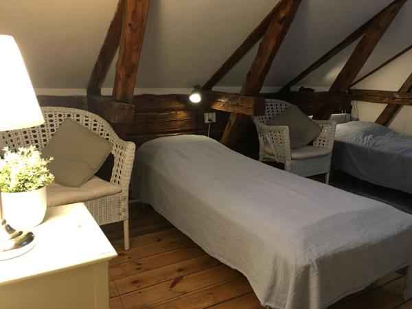 Vandrarhem Uppsala Kungsängstorg : photo 2 de la chambre chambre lits jumeaux avec salle de bains commune