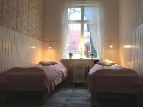 Vandrarhem Uppsala Kungsängstorg : photo 3 de la chambre chambre lits jumeaux avec salle de bains commune