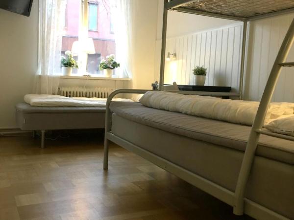 Vandrarhem Uppsala Kungsängstorg : photo 2 de la chambre chambre triple avec salle de bains commune
