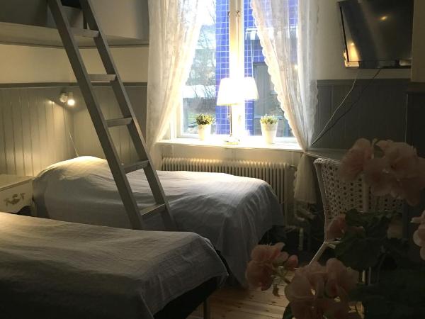 Vandrarhem Uppsala Kungsängstorg : photo 1 de la chambre chambre triple avec salle de bains commune