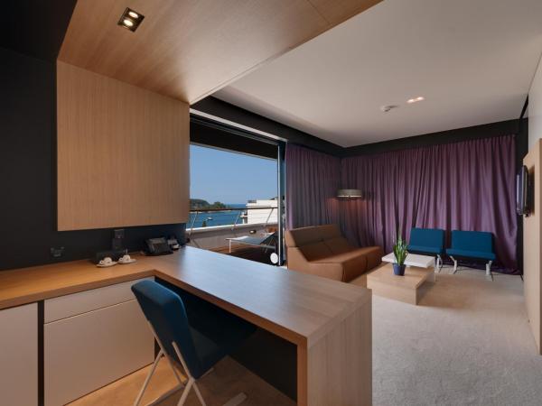 Lone Hotel by Maistra Collection : photo 1 de la chambre suite avec vue sur la baie