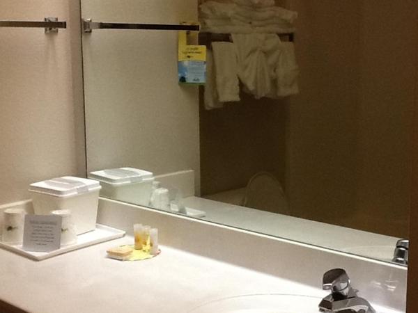Days Inn & Suites by Wyndham Louisville SW : photo 3 de la chambre chambre 2 lits queen-size - accessible aux personnes à mobilité réduite - non-fumeurs