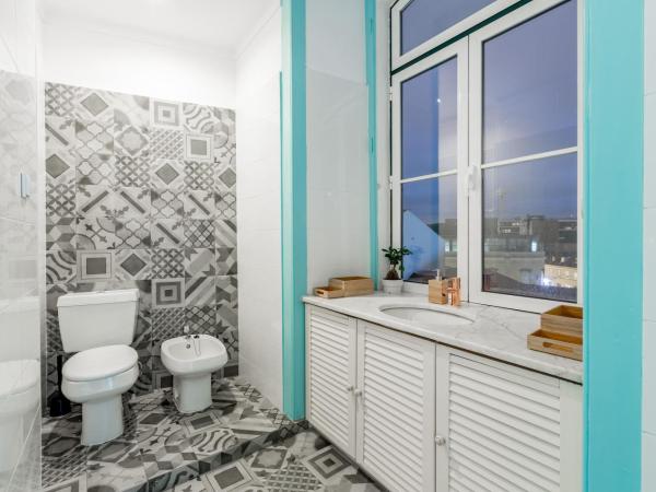 C&O Guest House Lisbon : photo 1 de la chambre chambre familiale avec salle de bains privative
