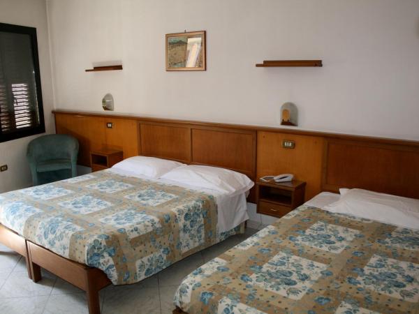 Hotel Lorena : photo 2 de la chambre chambre quadruple