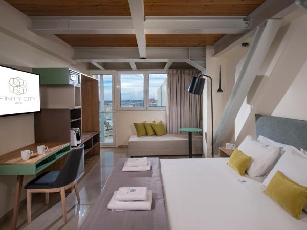 Infinity City Boutique Hotel : photo 1 de la chambre chambre double - vue partielle sur mer.