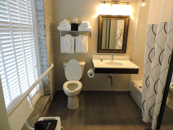 Best Western Plus St. Christopher Hotel : photo 5 de la chambre chambre double avec 2 lits doubles et baignoire - accessible aux personnes à mobilité réduite - non-fumeurs