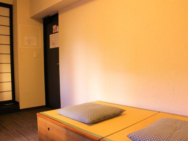 K's House Tokyo Oasis - Quality Hostel in Asakusa : photo 7 de la chambre chambre lits jumeaux avec salle de bains privative