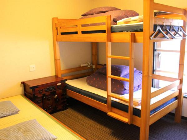 K's House Tokyo Oasis - Quality Hostel in Asakusa : photo 1 de la chambre chambre lits jumeaux avec salle de bains privative