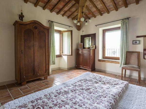 Agriturismo Il Poggio degli Scoiattoli : photo 1 de la chambre chambre familiale - vue sur jardin